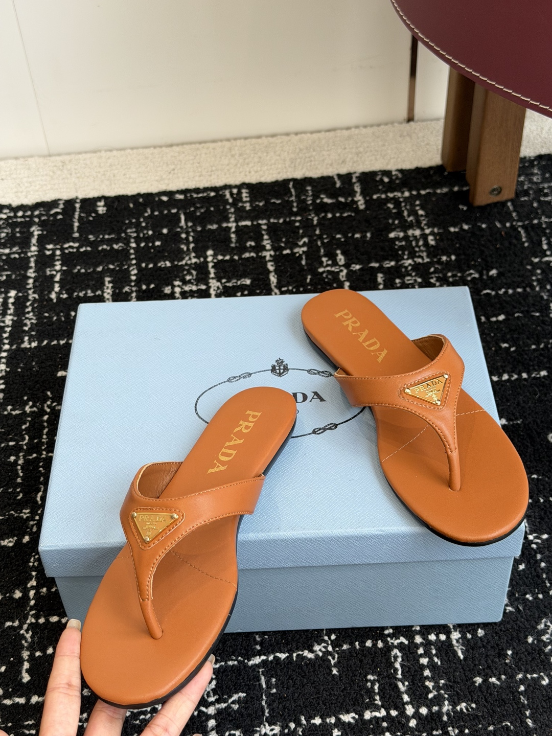 代购级Prada 26ss 新款春夏 普拉达夹脚拖鞋 现代风格的线条和原始的建筑体量定义了这些具有复杂魅