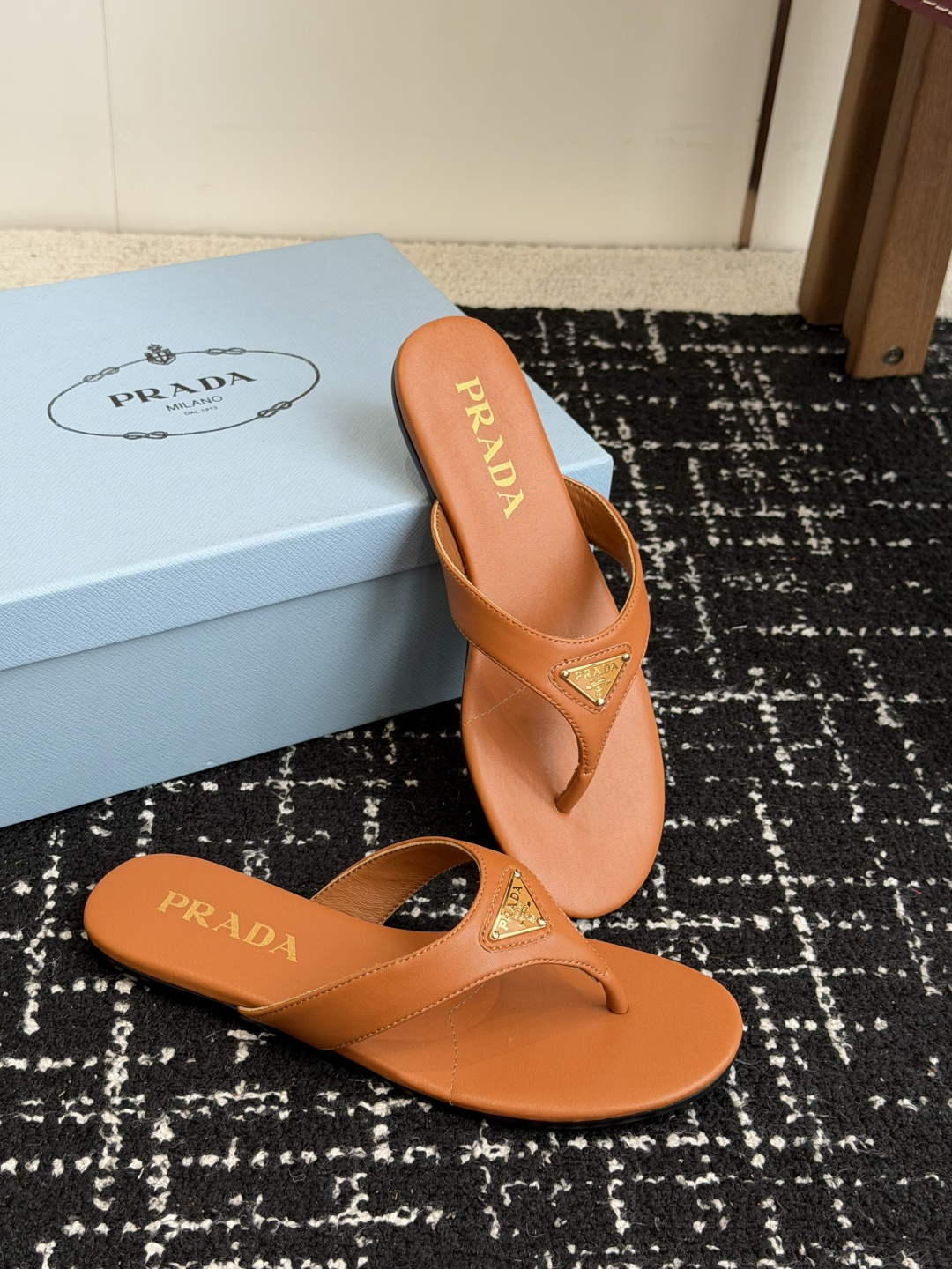 代购级Prada 26ss 新款春夏 普拉达夹脚拖鞋 现代风格的线条和原始的建筑体量定义了这些具有复杂魅