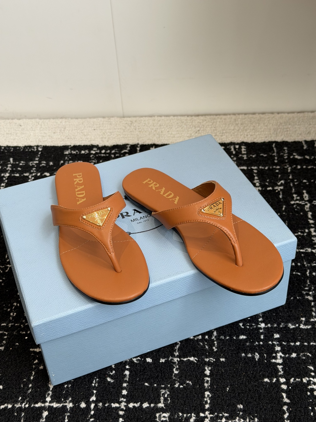 代购级Prada 26ss 新款春夏 普拉达夹脚拖鞋 现代风格的线条和原始的建筑体量定义了这些具有复杂魅