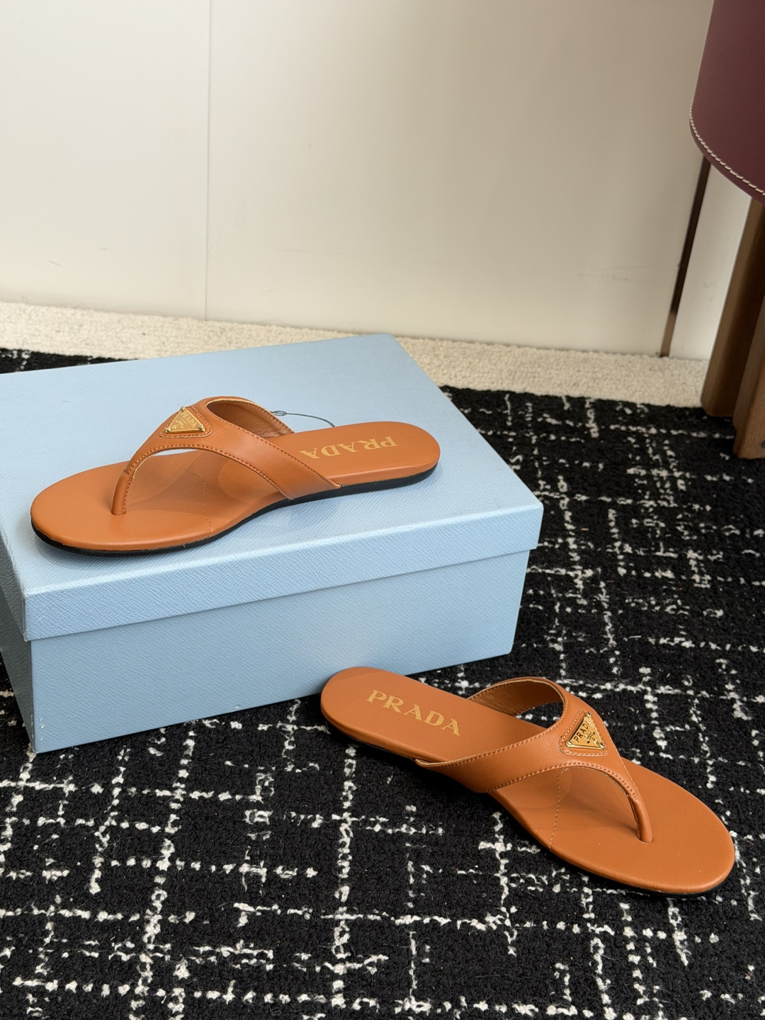 代购级Prada 26ss 新款春夏 普拉达夹脚拖鞋 现代风格的线条和原始的建筑体量定义了这些具有复杂魅