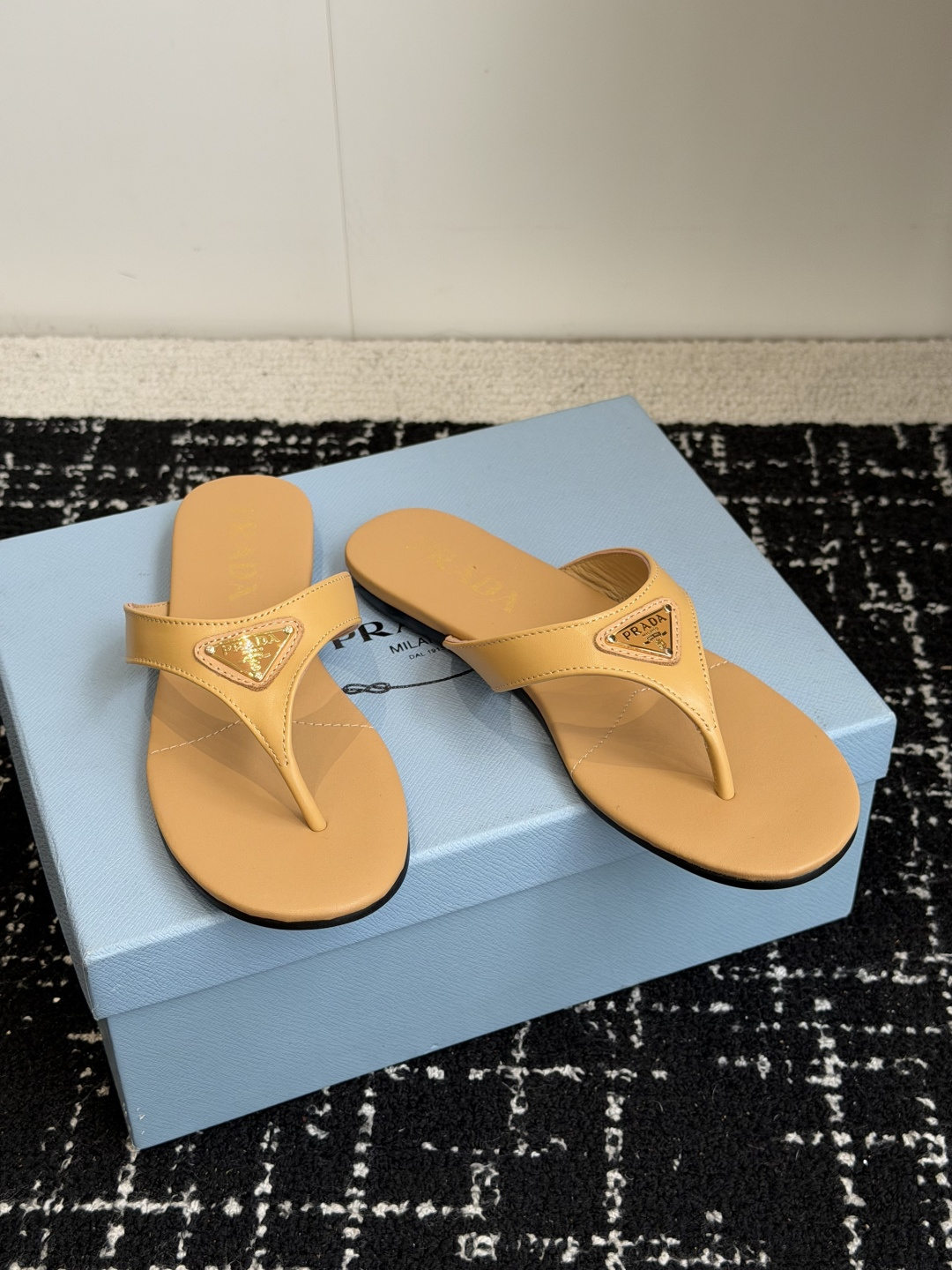 代购级Prada 26ss 新款春夏 普拉达夹脚拖鞋 现代风格的线条和原始的建筑体量定义了这些具有复杂魅