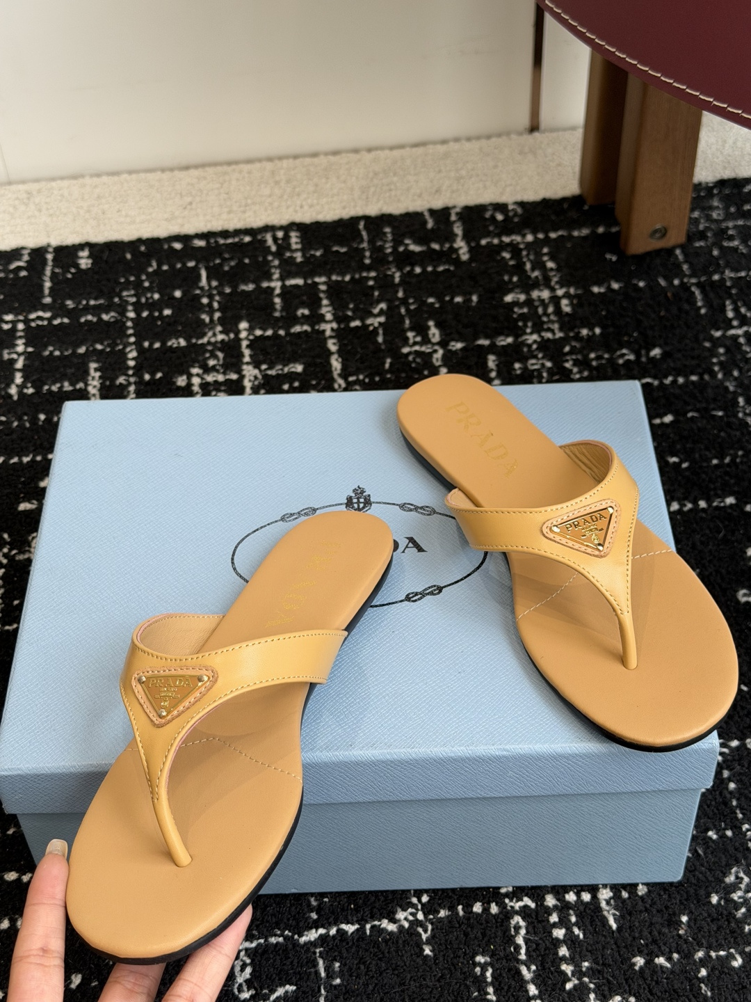 代购级Prada 26ss 新款春夏 普拉达夹脚拖鞋 现代风格的线条和原始的建筑体量定义了这些具有复杂魅