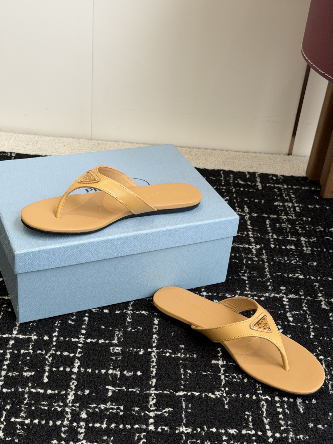 代购级Prada 26ss 新款春夏 普拉达夹脚拖鞋 现代风格的线条和原始的建筑体量定义了这些具有复杂魅