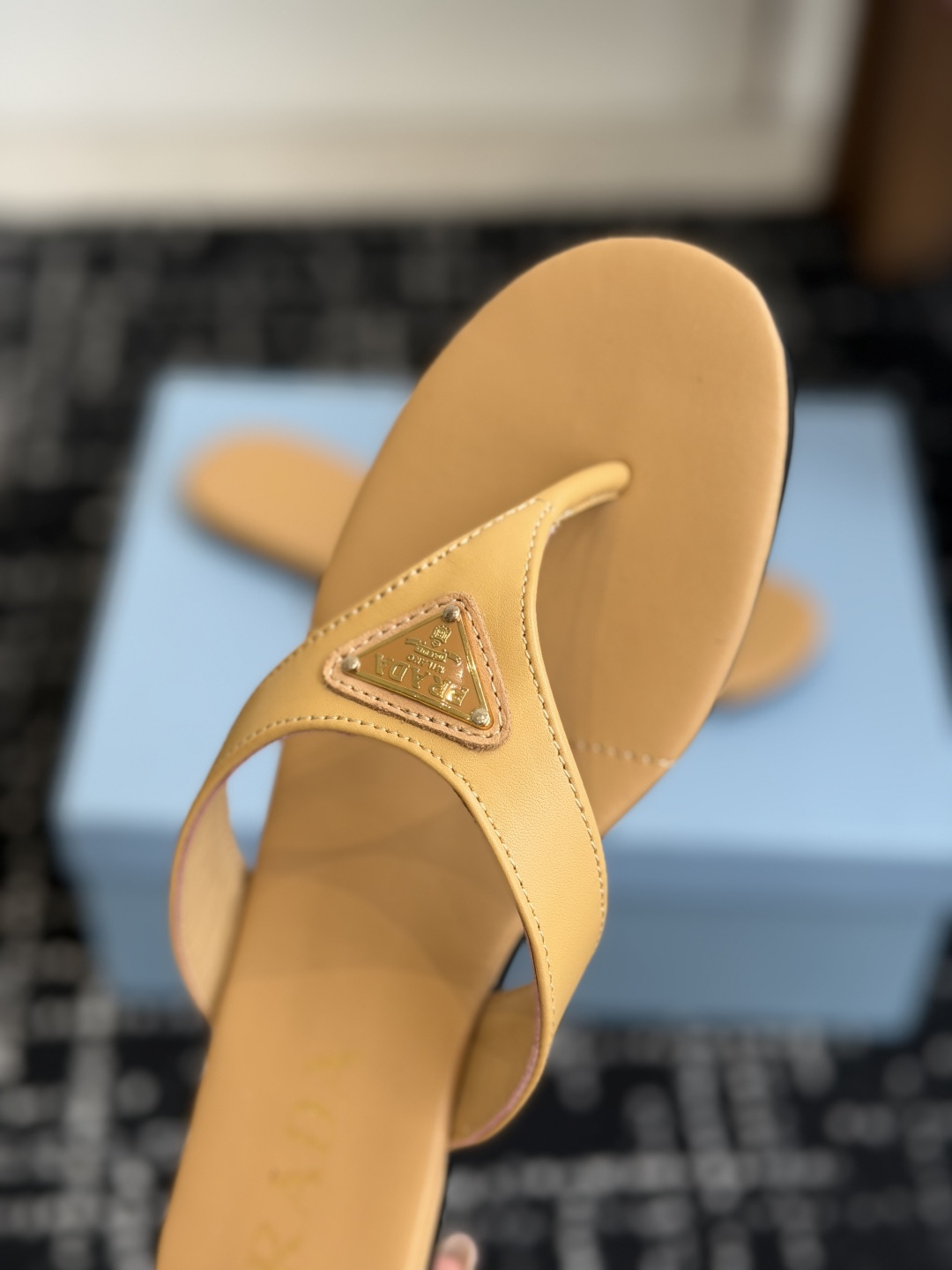 代购级Prada 26ss 新款春夏 普拉达夹脚拖鞋 现代风格的线条和原始的建筑体量定义了这些具有复杂魅