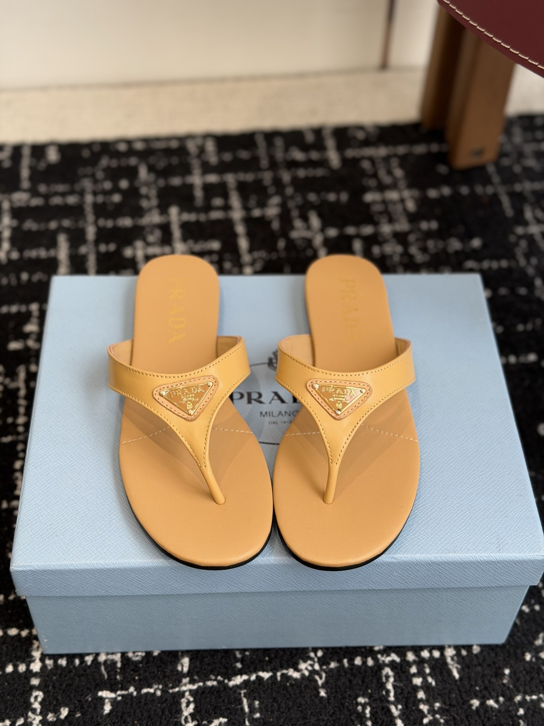 代购级Prada 26ss 新款春夏 普拉达夹脚拖鞋 现代风格的线条和原始的建筑体量定义了这些具有复杂魅