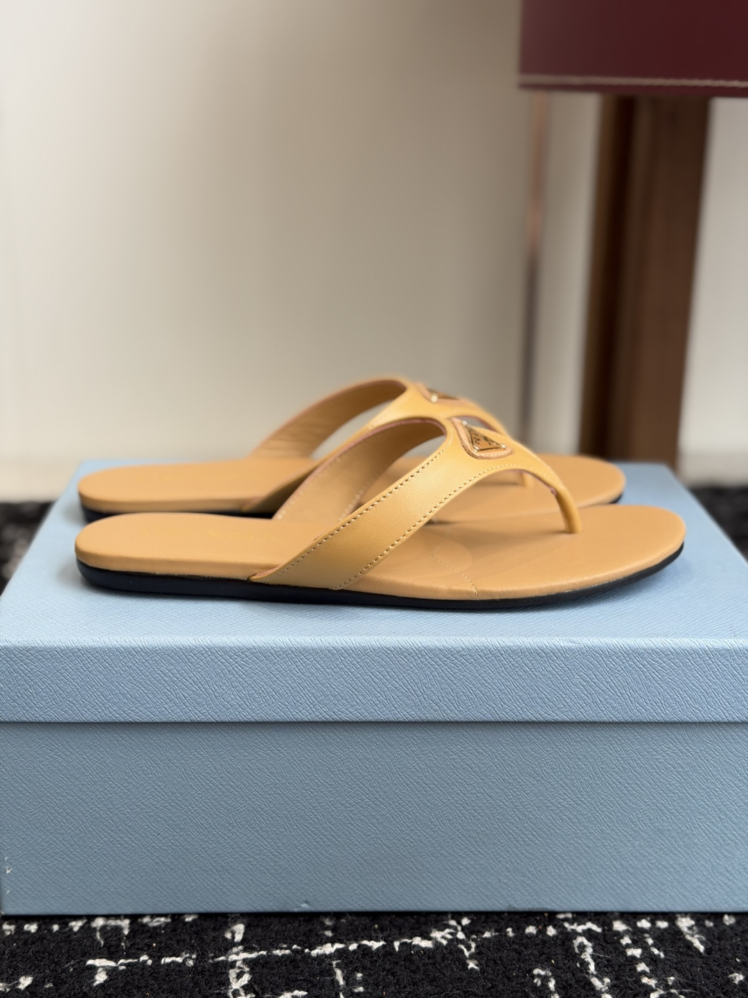 代购级Prada 26ss 新款春夏 普拉达夹脚拖鞋 现代风格的线条和原始的建筑体量定义了这些具有复杂魅