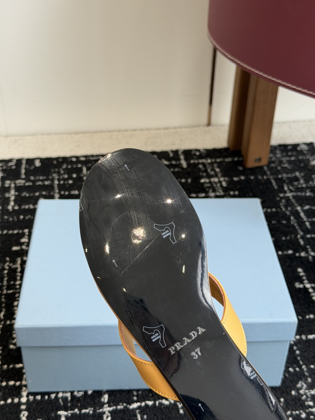 代购级Prada 26ss 新款春夏 普拉达夹脚拖鞋 现代风格的线条和原始的建筑体量定义了这些具有复杂魅