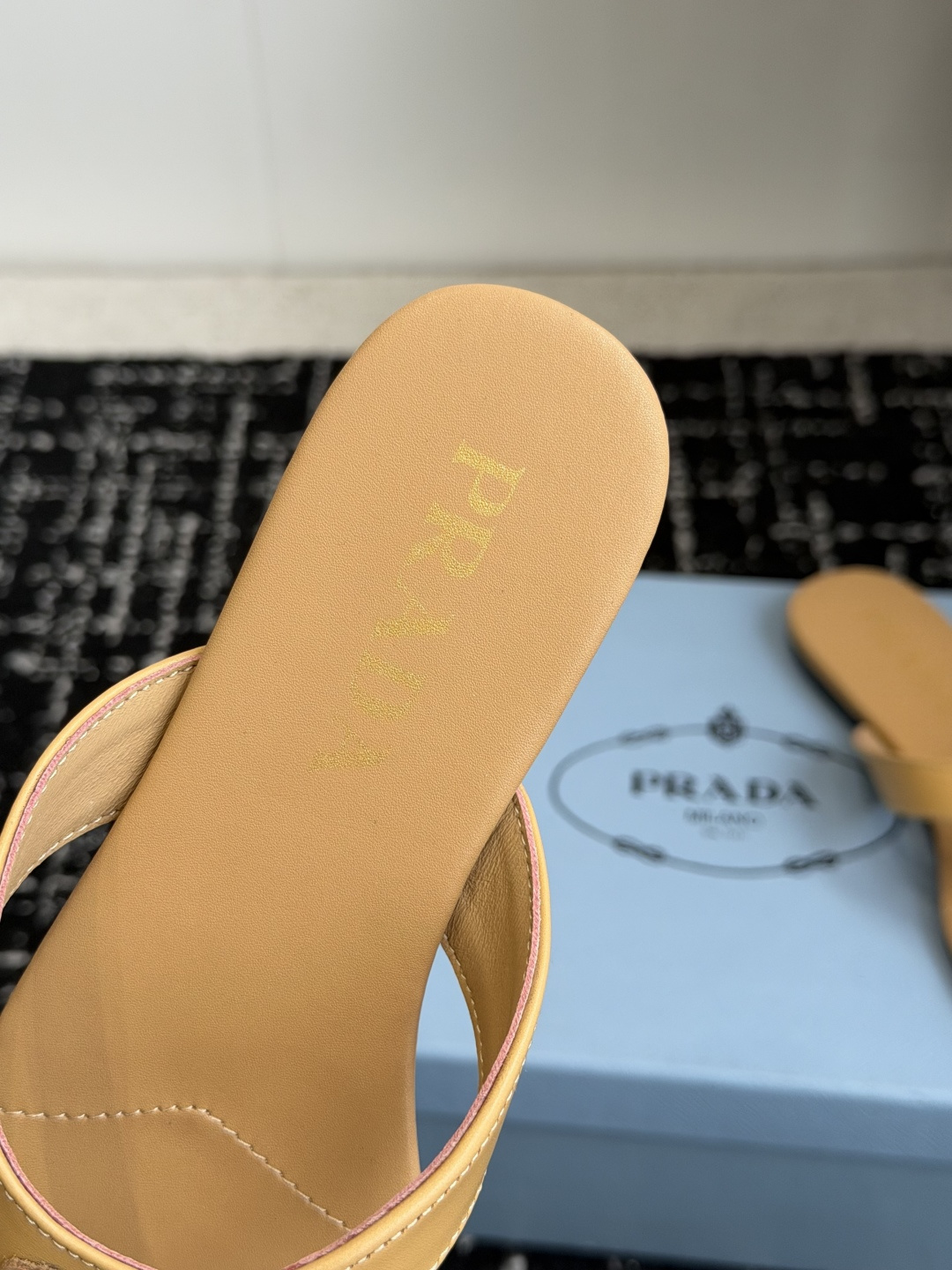 代购级Prada 26ss 新款春夏 普拉达夹脚拖鞋 现代风格的线条和原始的建筑体量定义了这些具有复杂魅