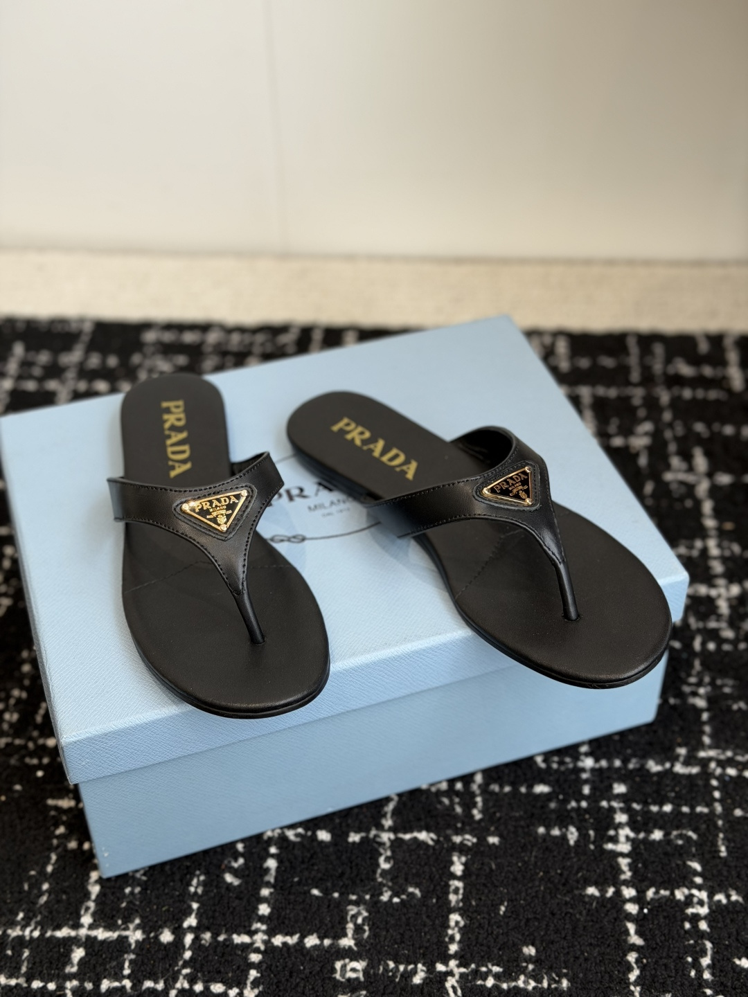 代购级Prada 26ss 新款春夏 普拉达夹脚拖鞋 现代风格的线条和原始的建筑体量定义了这些具有复杂魅