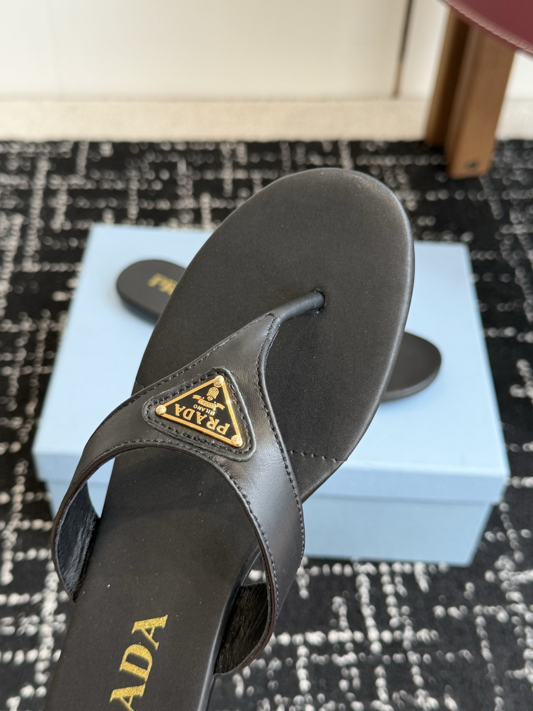 代购级Prada 26ss 新款春夏 普拉达夹脚拖鞋 现代风格的线条和原始的建筑体量定义了这些具有复杂魅