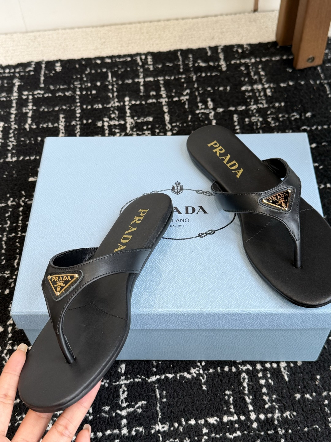 代购级Prada 26ss 新款春夏 普拉达夹脚拖鞋 现代风格的线条和原始的建筑体量定义了这些具有复杂魅