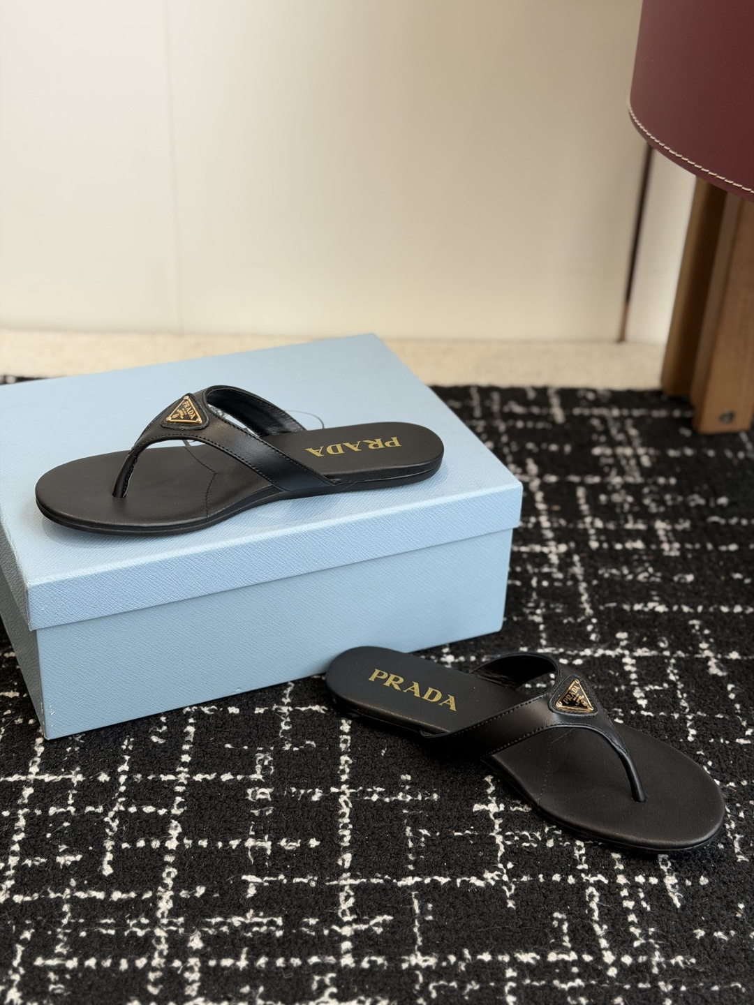 代购级Prada 26ss 新款春夏 普拉达夹脚拖鞋 现代风格的线条和原始的建筑体量定义了这些具有复杂魅
