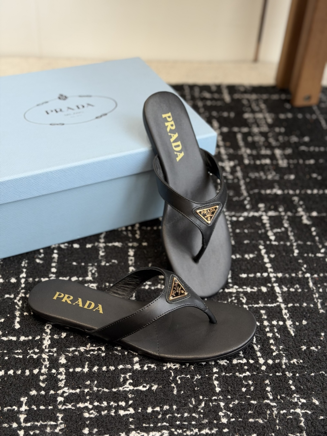 代购级Prada 26ss 新款春夏 普拉达夹脚拖鞋 现代风格的线条和原始的建筑体量定义了这些具有复杂魅