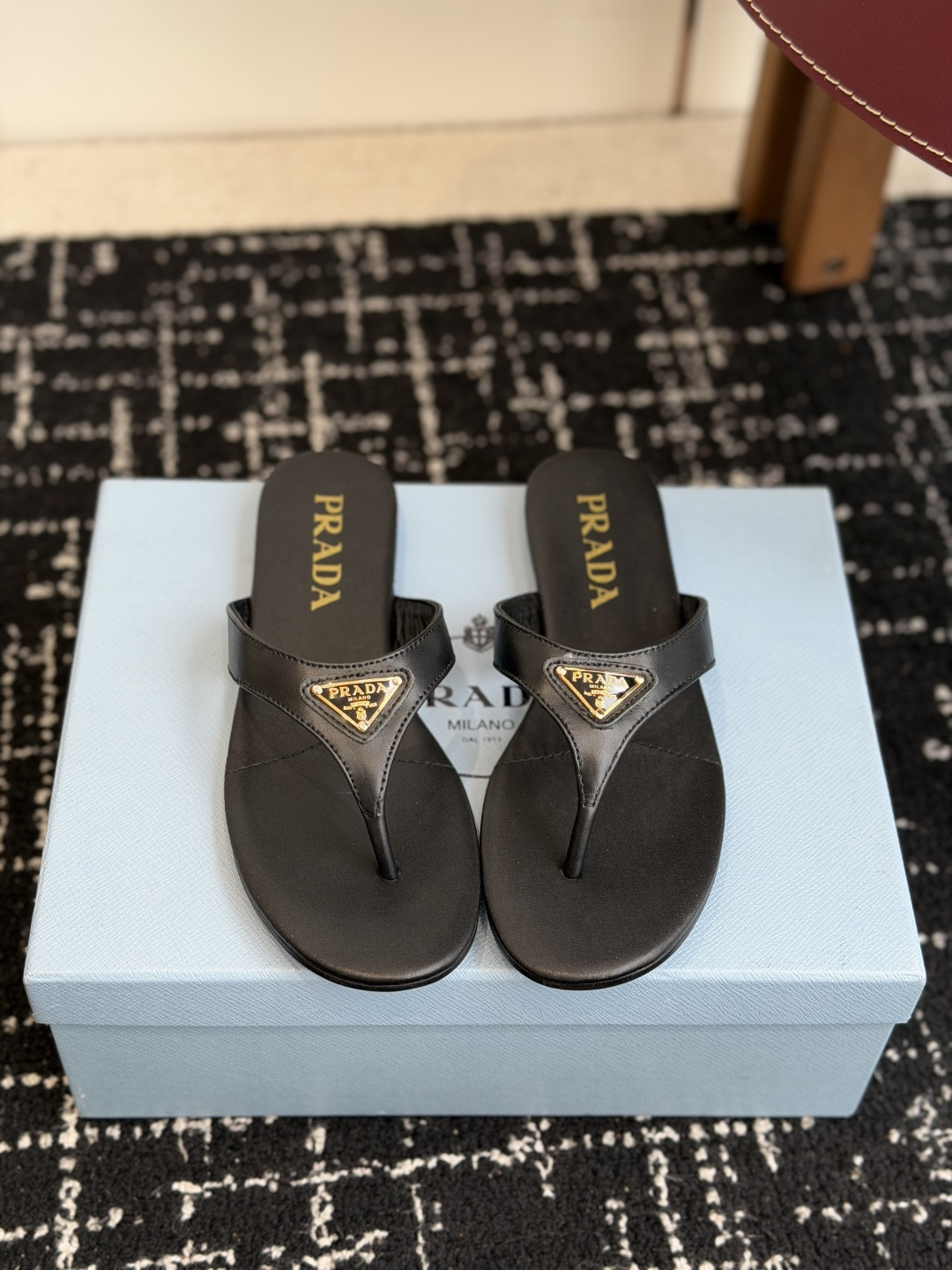 代购级Prada 26ss 新款春夏 普拉达夹脚拖鞋 现代风格的线条和原始的建筑体量定义了这些具有复杂魅