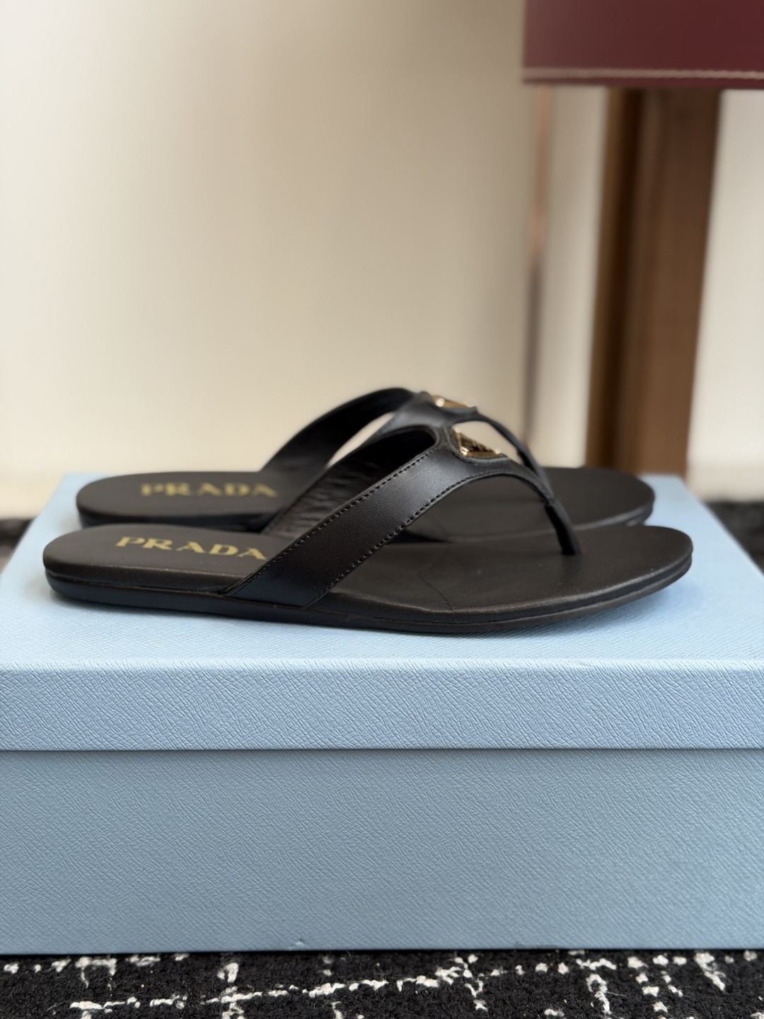 代购级Prada 26ss 新款春夏 普拉达夹脚拖鞋 现代风格的线条和原始的建筑体量定义了这些具有复杂魅