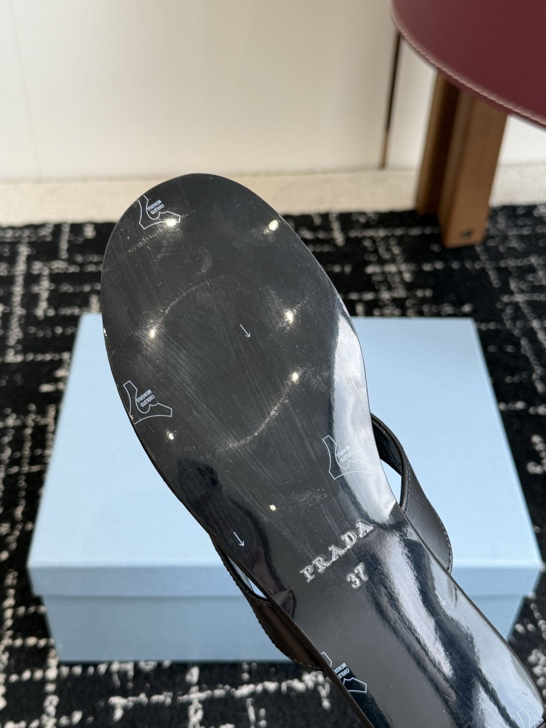 代购级Prada 26ss 新款春夏 普拉达夹脚拖鞋 现代风格的线条和原始的建筑体量定义了这些具有复杂魅