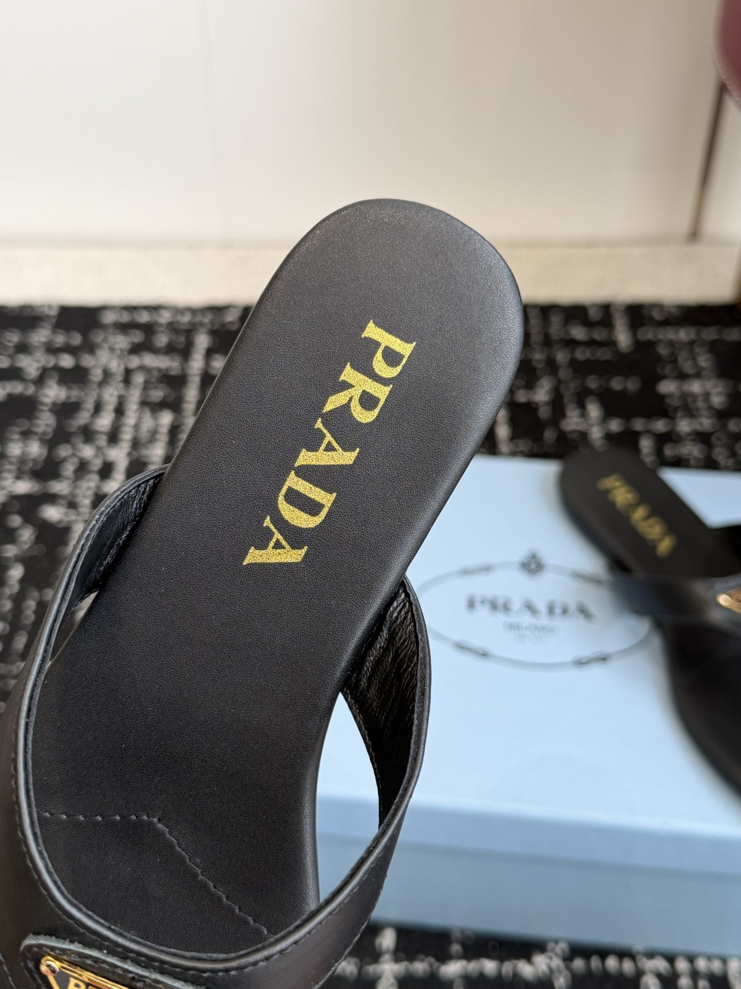 代购级Prada 26ss 新款春夏 普拉达夹脚拖鞋 现代风格的线条和原始的建筑体量定义了这些具有复杂魅