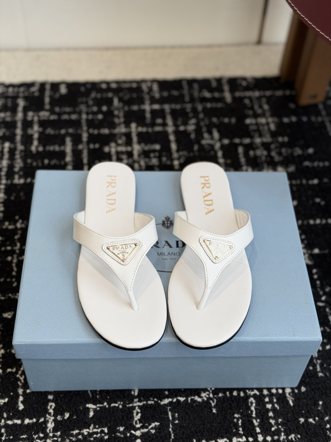 代购级Prada 26ss 新款春夏 普拉达夹脚拖鞋 现代风格的线条和原始的建筑体量定义了这些具有复杂魅