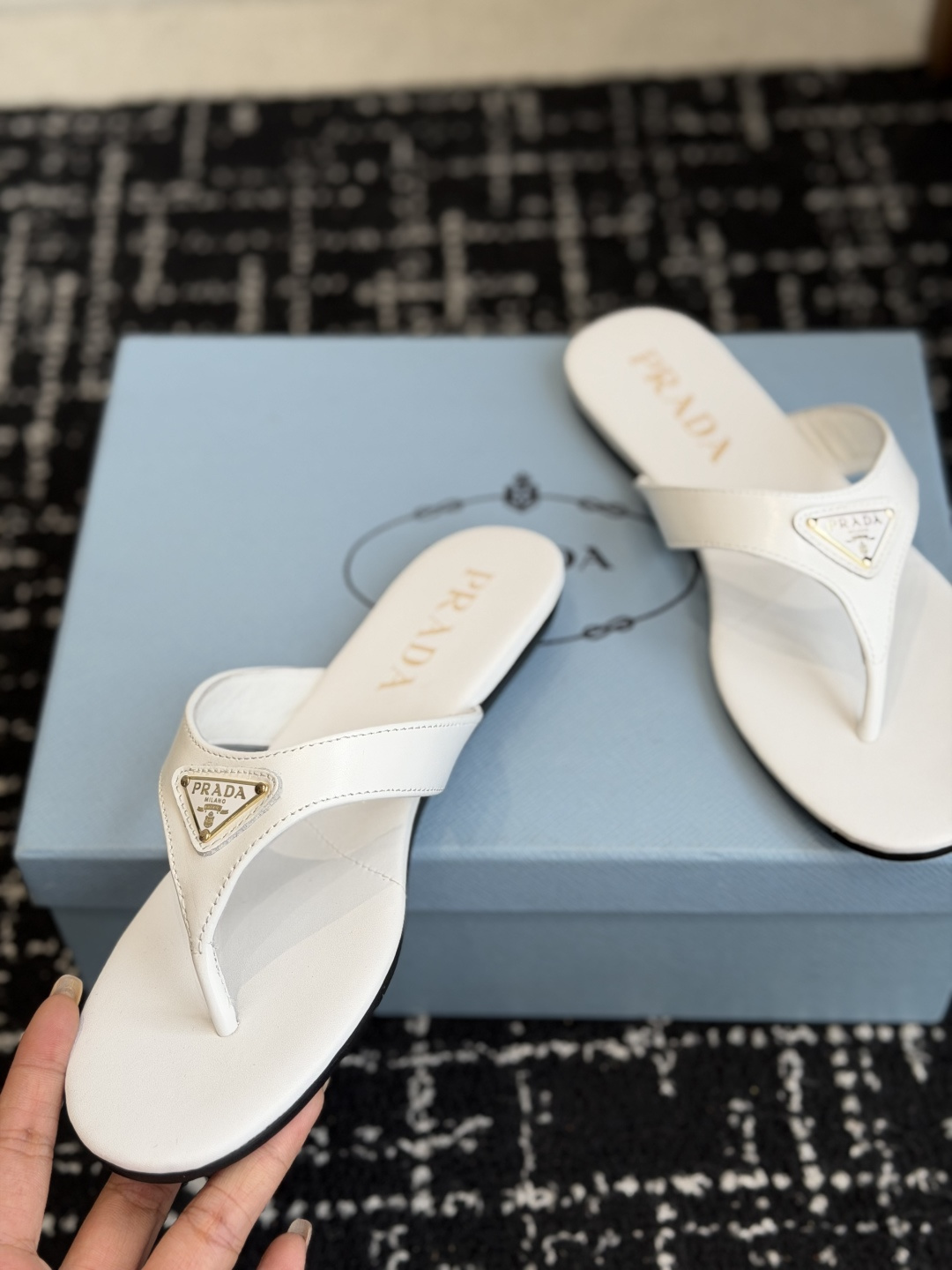 代购级Prada 26ss 新款春夏 普拉达夹脚拖鞋 现代风格的线条和原始的建筑体量定义了这些具有复杂魅