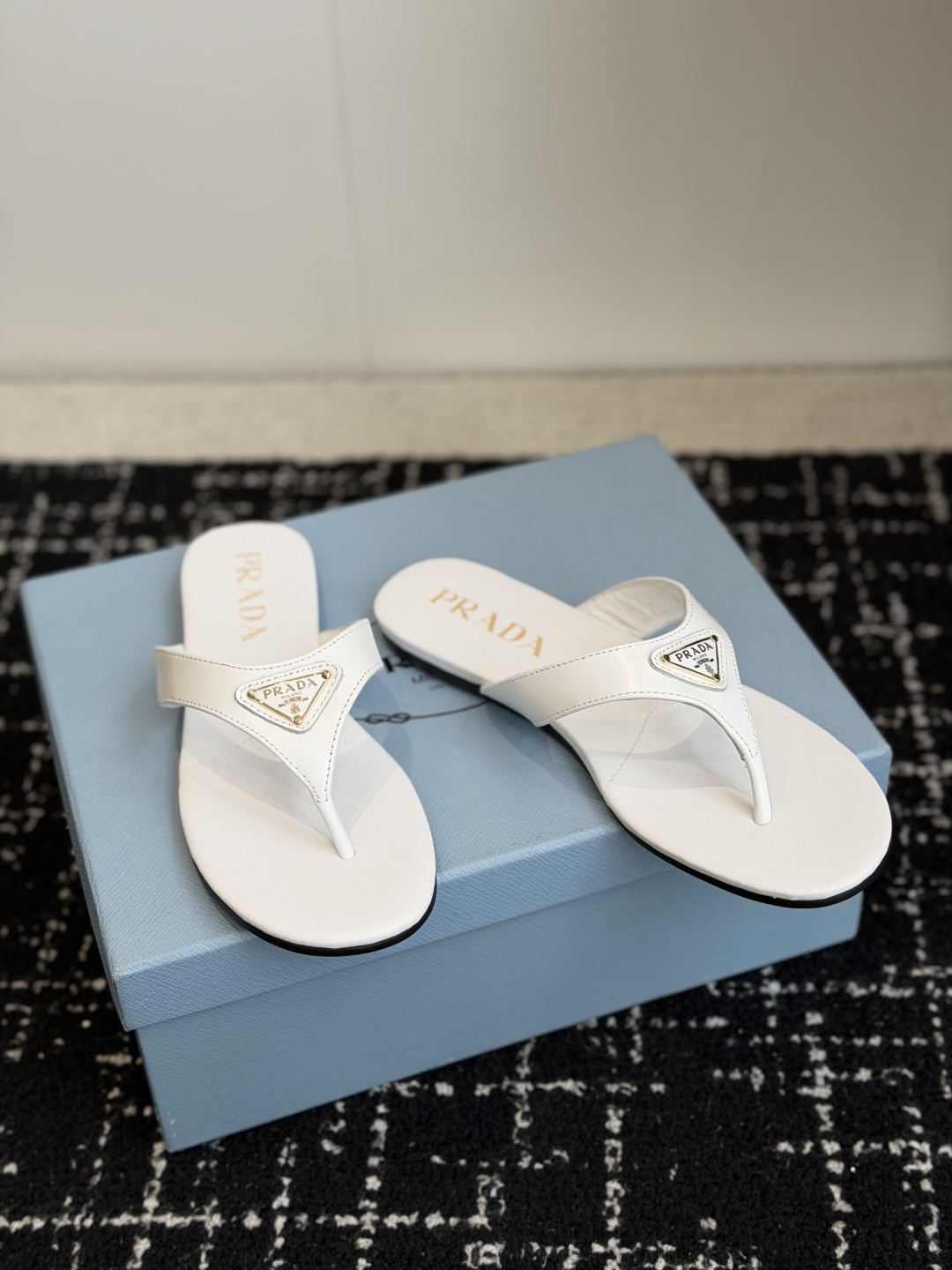代购级Prada 26ss 新款春夏 普拉达夹脚拖鞋 现代风格的线条和原始的建筑体量定义了这些具有复杂魅