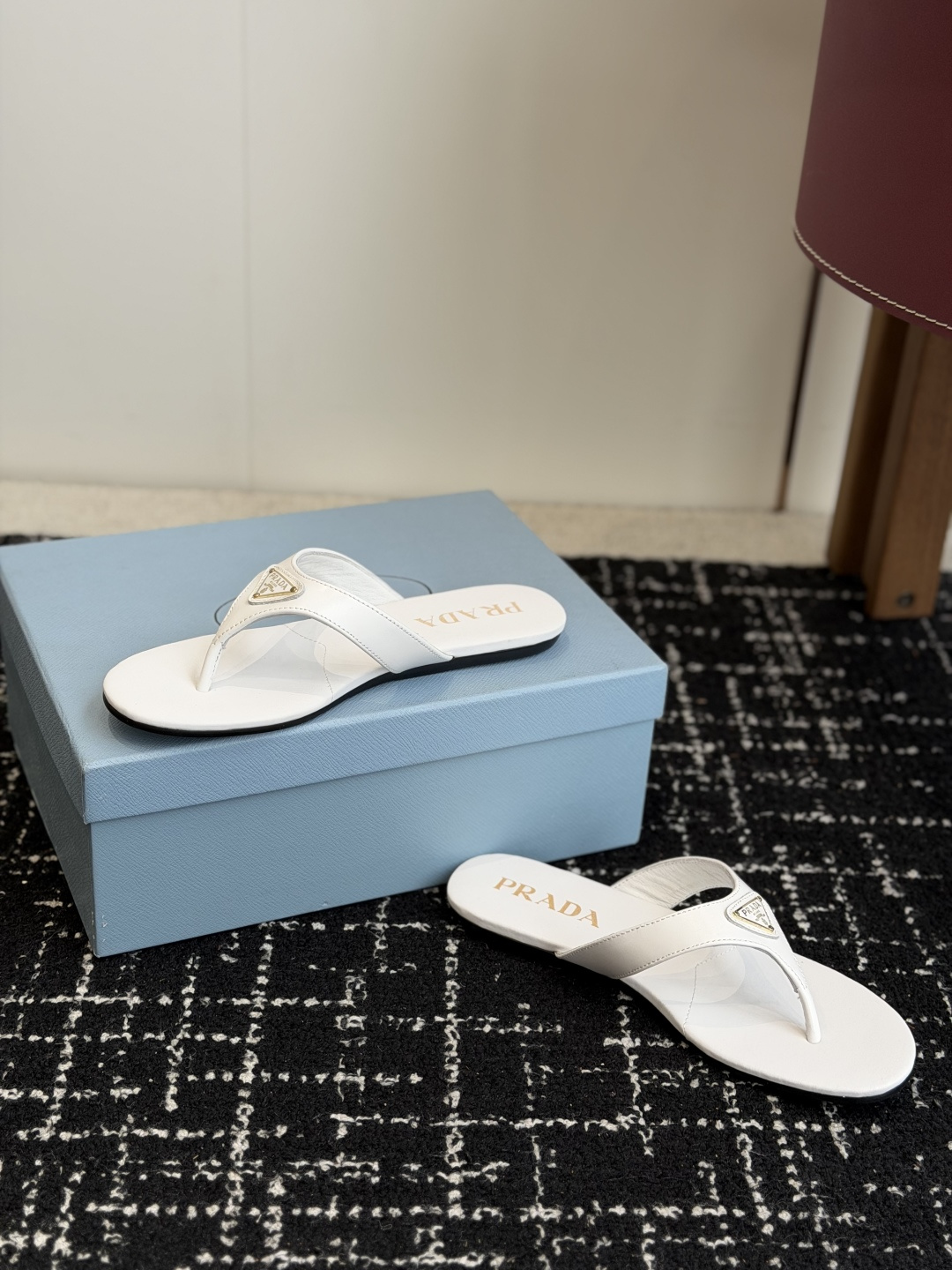 代购级Prada 26ss 新款春夏 普拉达夹脚拖鞋 现代风格的线条和原始的建筑体量定义了这些具有复杂魅
