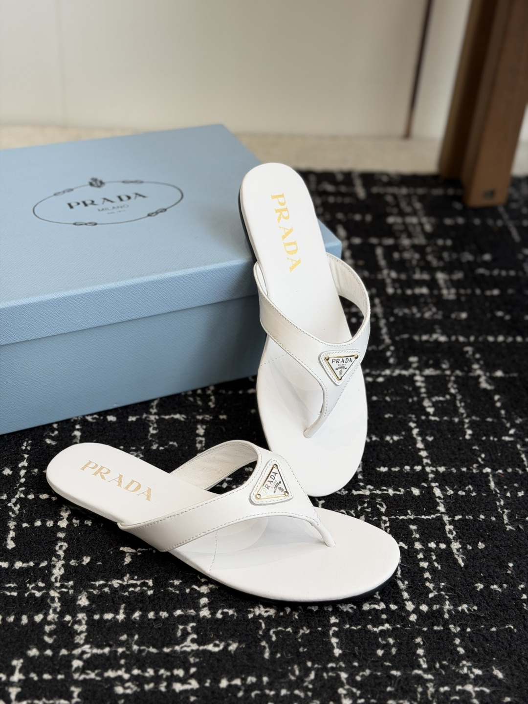 代购级Prada 26ss 新款春夏 普拉达夹脚拖鞋 现代风格的线条和原始的建筑体量定义了这些具有复杂魅