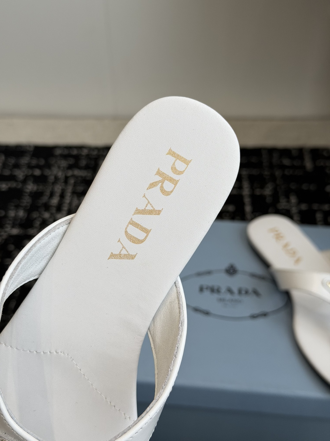 代购级Prada 26ss 新款春夏 普拉达夹脚拖鞋 现代风格的线条和原始的建筑体量定义了这些具有复杂魅