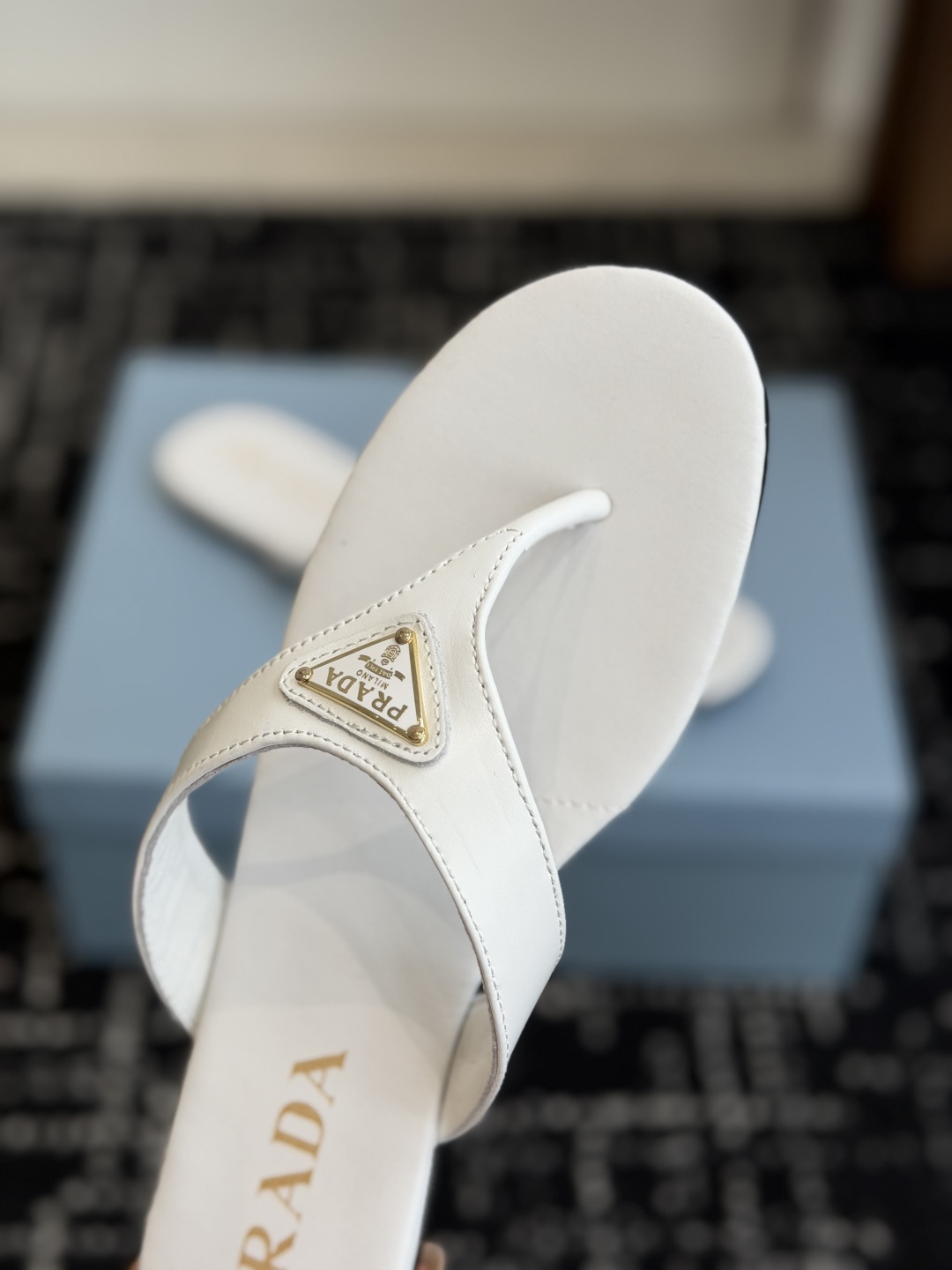 代购级Prada 26ss 新款春夏 普拉达夹脚拖鞋 现代风格的线条和原始的建筑体量定义了这些具有复杂魅