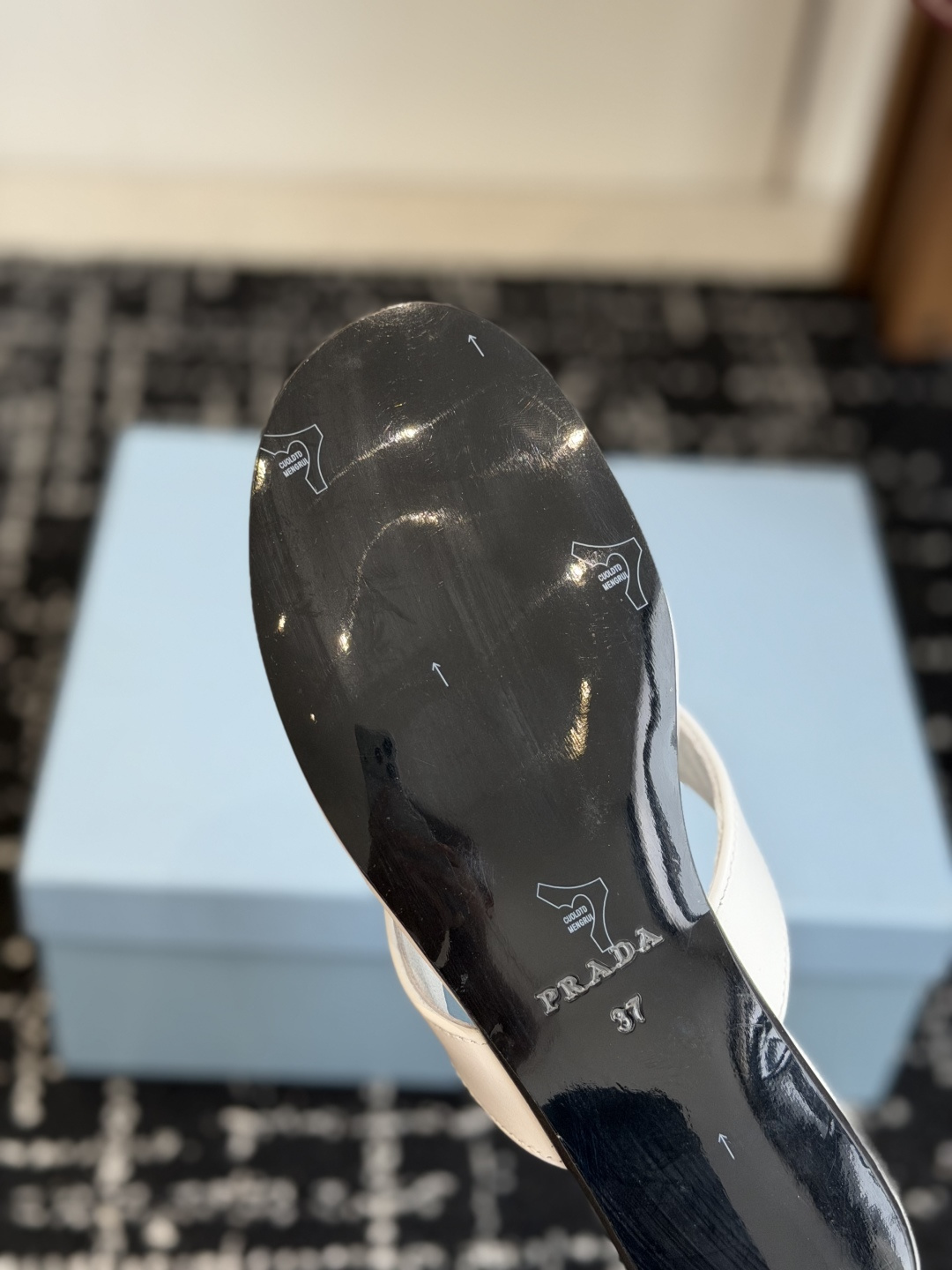 代购级Prada 26ss 新款春夏 普拉达夹脚拖鞋 现代风格的线条和原始的建筑体量定义了这些具有复杂魅