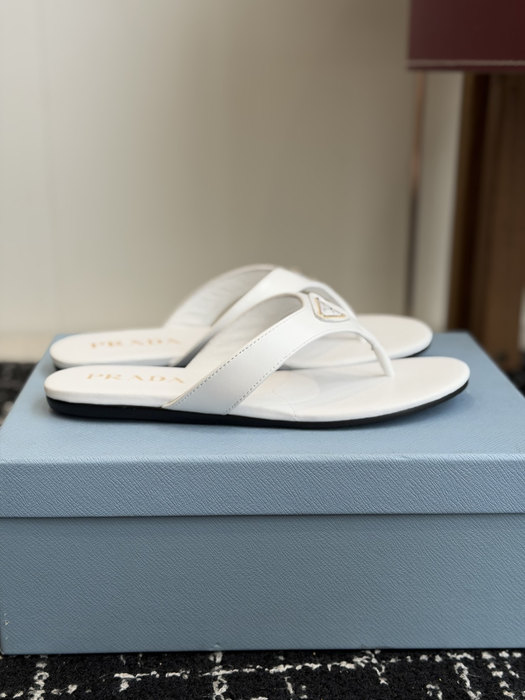 代购级Prada 26ss 新款春夏 普拉达夹脚拖鞋 现代风格的线条和原始的建筑体量定义了这些具有复杂魅
