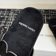 代购级Pierre hardy26ss 居家休闲 网红同款镂空沙滩平底百搭拖鞋 春夏值得入手的简约单品简 代购级Pierre hardy26ss 居家休闲 网红同款镂空沙滩平底百搭拖鞋 春夏值得入手的简约单品简