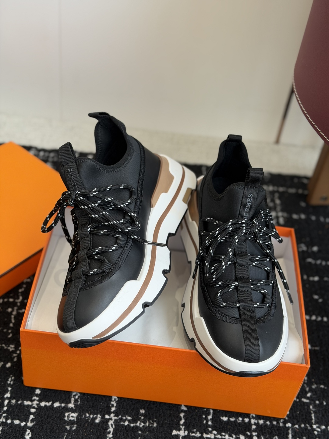 代购级男Hermes 运动休闲鞋鞋子的整体设计非常独特，简洁的鞋身由两种材质拼接而成，将个性时尚搭配的更