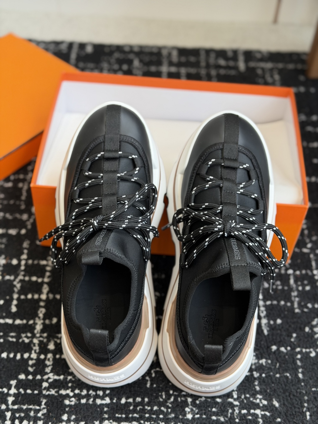 代购级男Hermes 运动休闲鞋鞋子的整体设计非常独特，简洁的鞋身由两种材质拼接而成，将个性时尚搭配的更