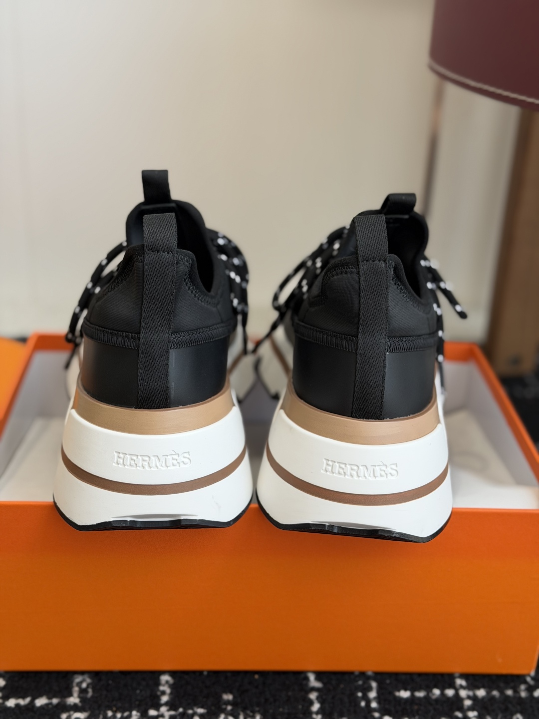 代购级男Hermes 运动休闲鞋鞋子的整体设计非常独特，简洁的鞋身由两种材质拼接而成，将个性时尚搭配的更