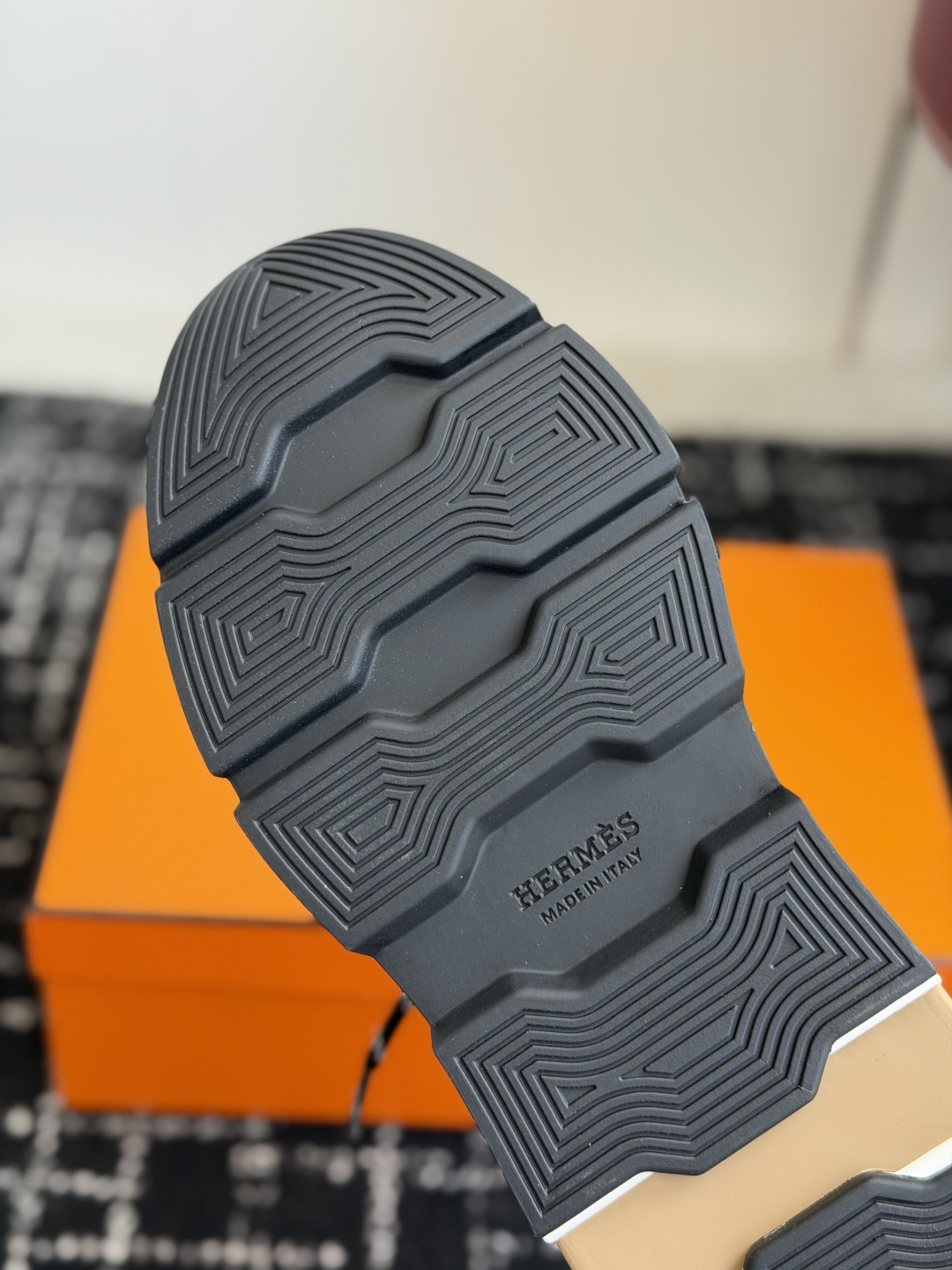 代购级男Hermes 运动休闲鞋鞋子的整体设计非常独特，简洁的鞋身由两种材质拼接而成，将个性时尚搭配的更