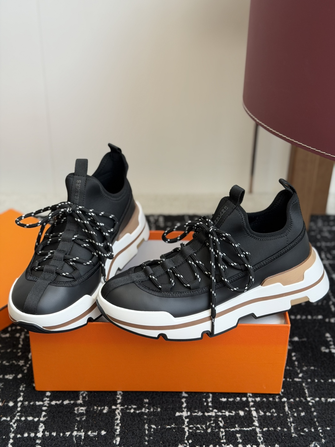 代购级男Hermes 运动休闲鞋鞋子的整体设计非常独特，简洁的鞋身由两种材质拼接而成，将个性时尚搭配的更