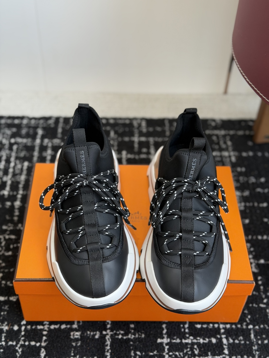 代购级男Hermes 运动休闲鞋鞋子的整体设计非常独特，简洁的鞋身由两种材质拼接而成，将个性时尚搭配的更