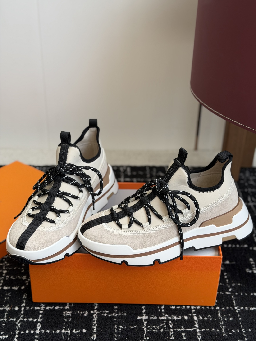 代购级男Hermes 运动休闲鞋鞋子的整体设计非常独特，简洁的鞋身由两种材质拼接而成，将个性时尚搭配的更