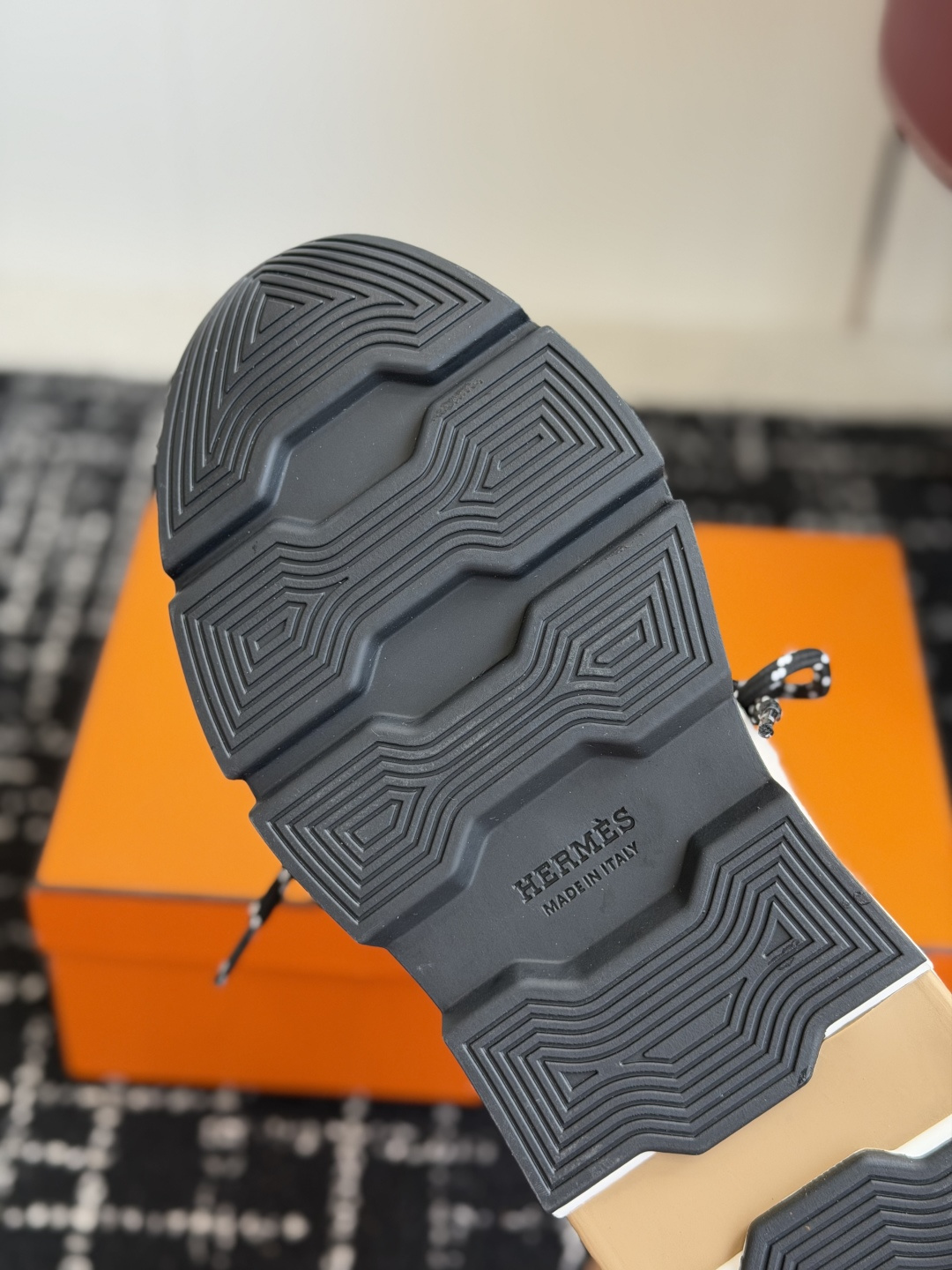 代购级男Hermes 运动休闲鞋鞋子的整体设计非常独特，简洁的鞋身由两种材质拼接而成，将个性时尚搭配的更