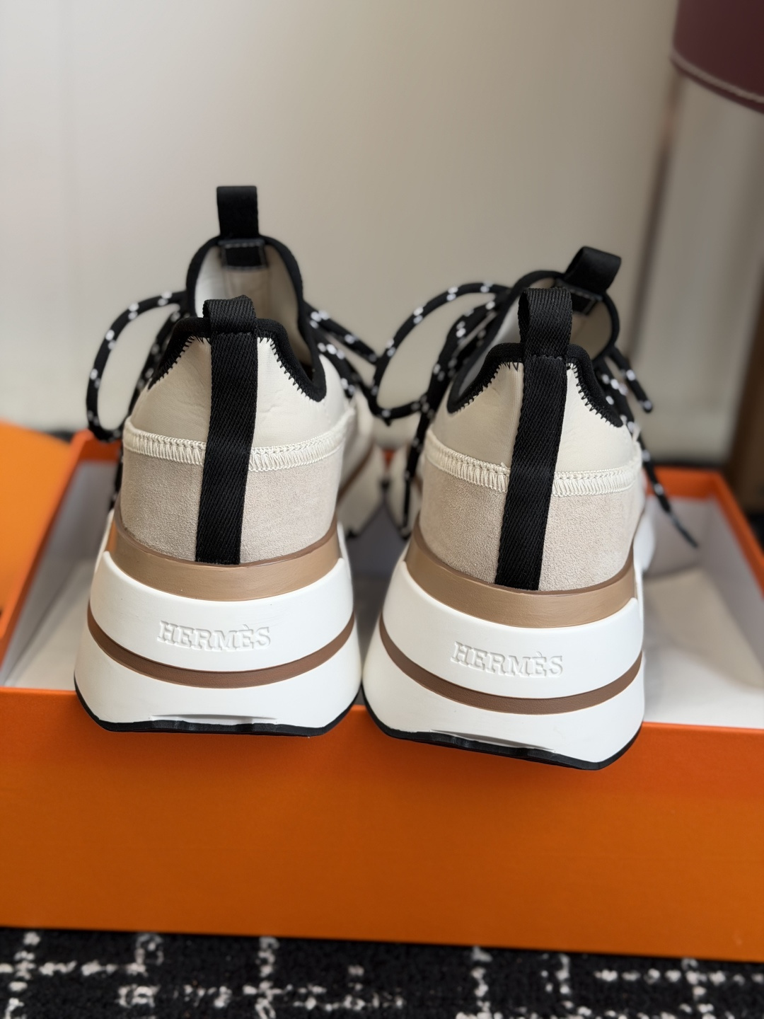 代购级男Hermes 运动休闲鞋鞋子的整体设计非常独特，简洁的鞋身由两种材质拼接而成，将个性时尚搭配的更