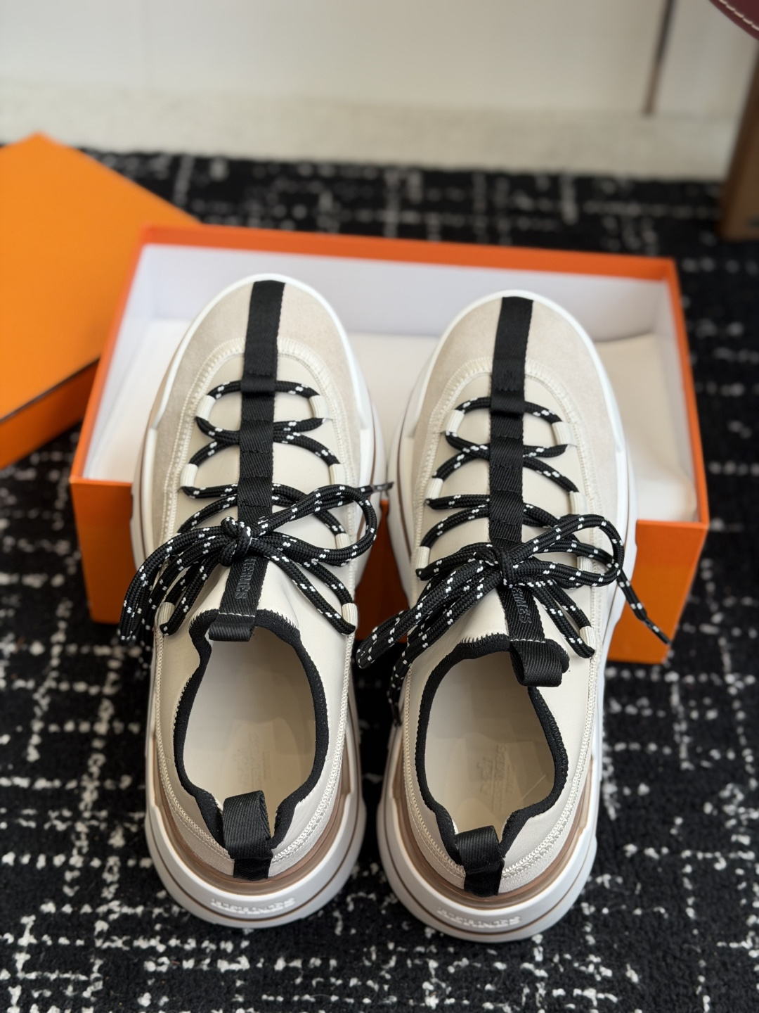 代购级男Hermes 运动休闲鞋鞋子的整体设计非常独特，简洁的鞋身由两种材质拼接而成，将个性时尚搭配的更