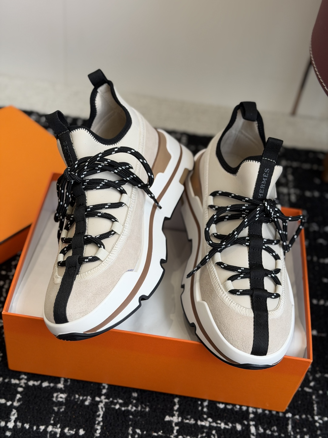 代购级男Hermes 运动休闲鞋鞋子的整体设计非常独特，简洁的鞋身由两种材质拼接而成，将个性时尚搭配的更