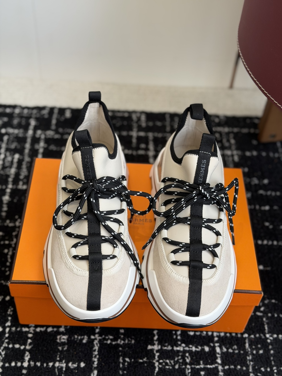 代购级男Hermes 运动休闲鞋鞋子的整体设计非常独特，简洁的鞋身由两种材质拼接而成，将个性时尚搭配的更