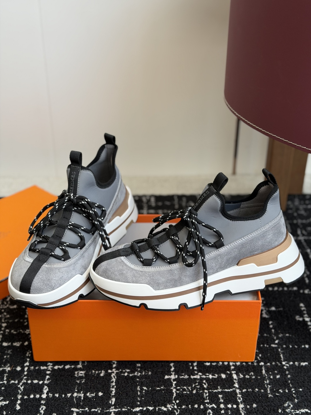 代购级男Hermes 运动休闲鞋鞋子的整体设计非常独特，简洁的鞋身由两种材质拼接而成，将个性时尚搭配的更