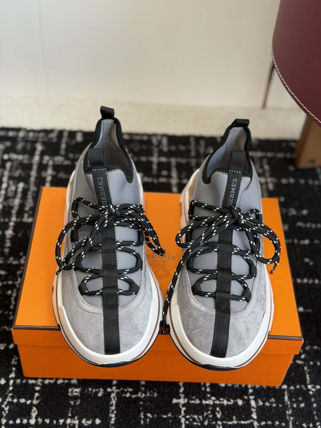 代购级男Hermes 运动休闲鞋鞋子的整体设计非常独特，简洁的鞋身由两种材质拼接而成，将个性时尚搭配的更