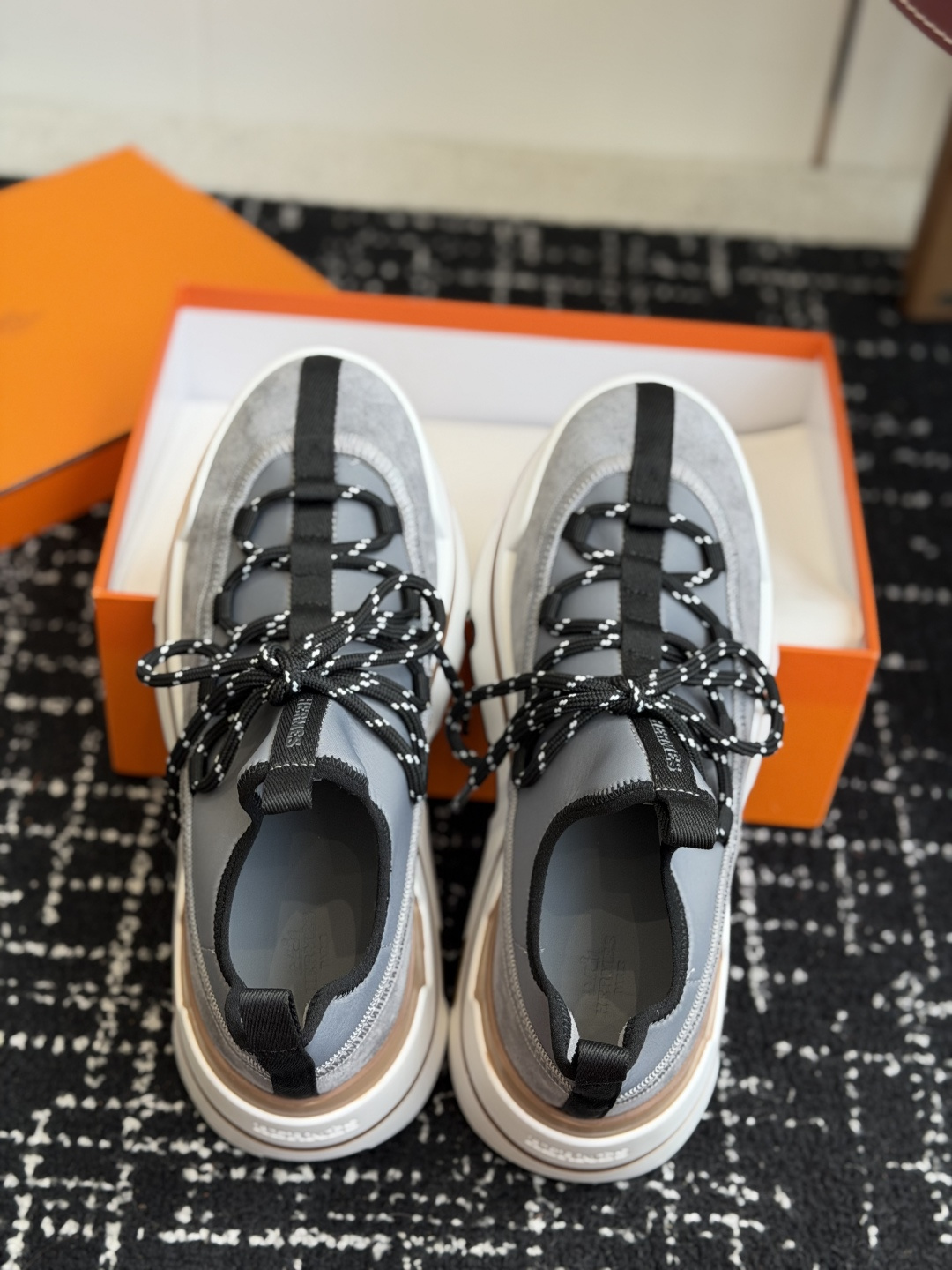 代购级男Hermes 运动休闲鞋鞋子的整体设计非常独特，简洁的鞋身由两种材质拼接而成，将个性时尚搭配的更