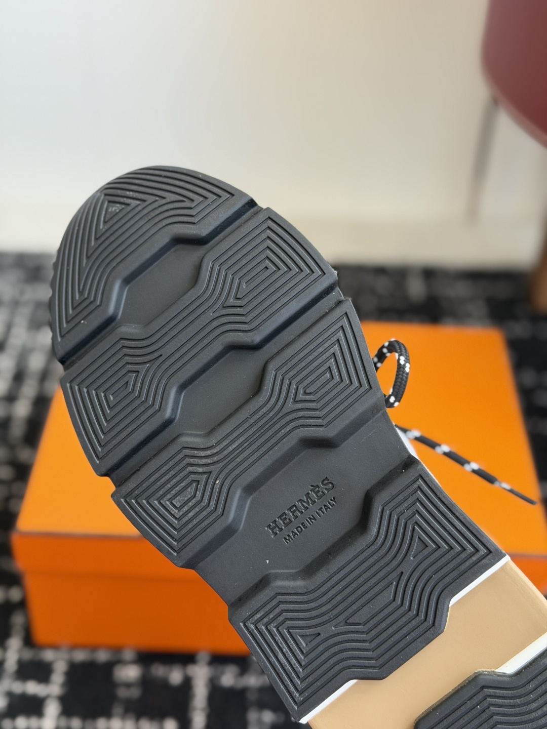 代购级男Hermes 运动休闲鞋鞋子的整体设计非常独特，简洁的鞋身由两种材质拼接而成，将个性时尚搭配的更