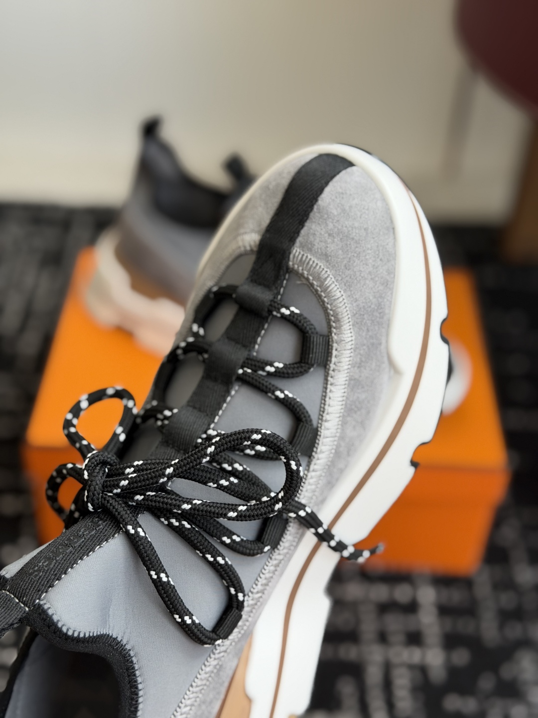 代购级男Hermes 运动休闲鞋鞋子的整体设计非常独特，简洁的鞋身由两种材质拼接而成，将个性时尚搭配的更