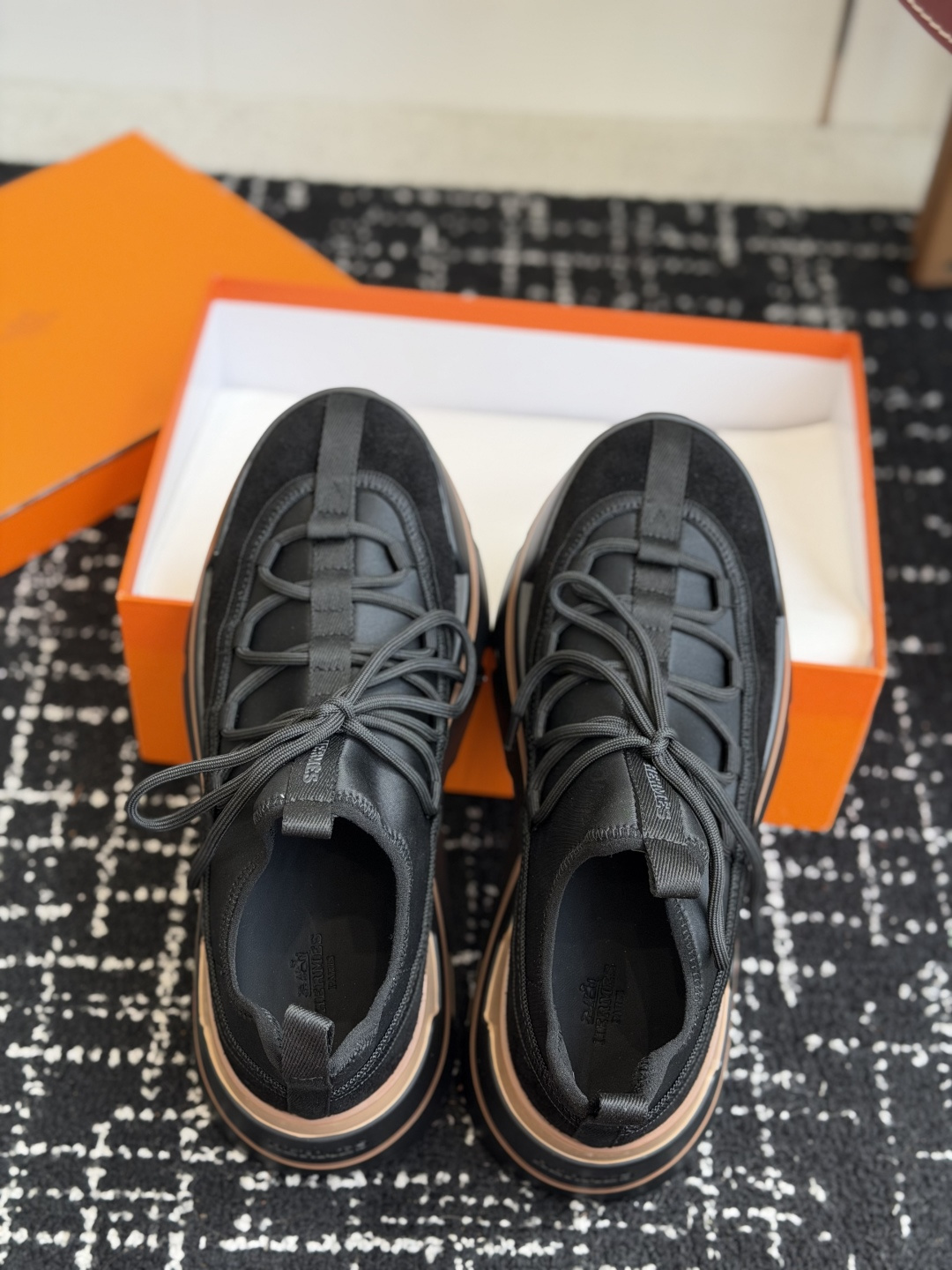代购级男Hermes 运动休闲鞋鞋子的整体设计非常独特，简洁的鞋身由两种材质拼接而成，将个性时尚搭配的更