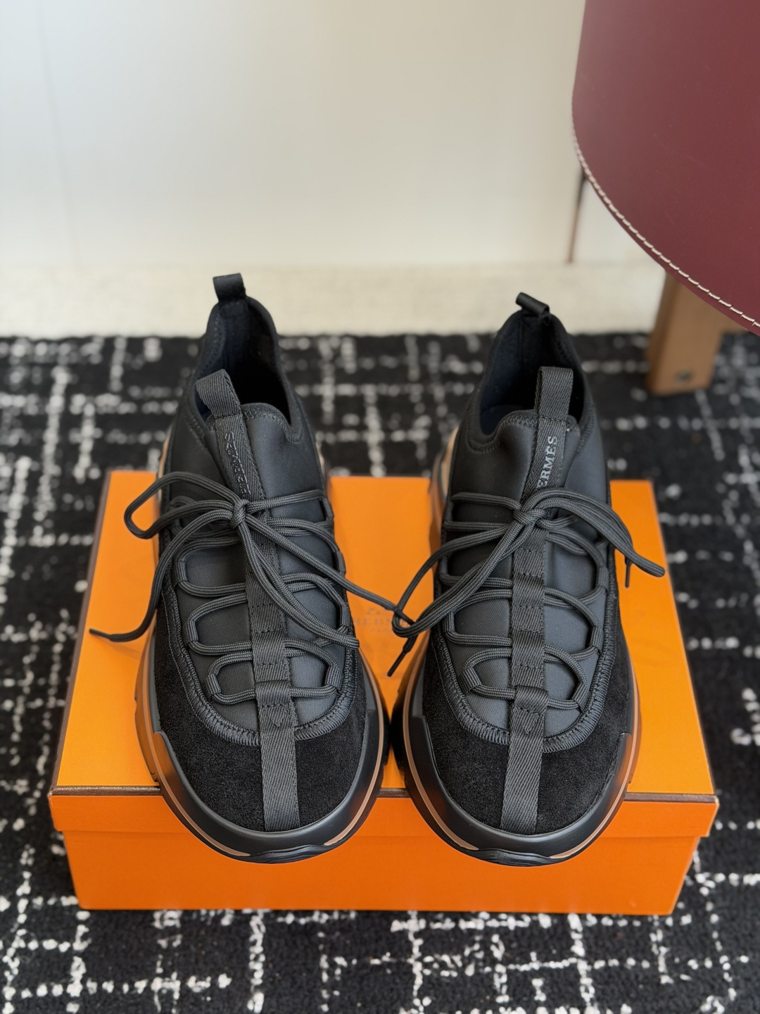 代购级男Hermes 运动休闲鞋鞋子的整体设计非常独特，简洁的鞋身由两种材质拼接而成，将个性时尚搭配的更